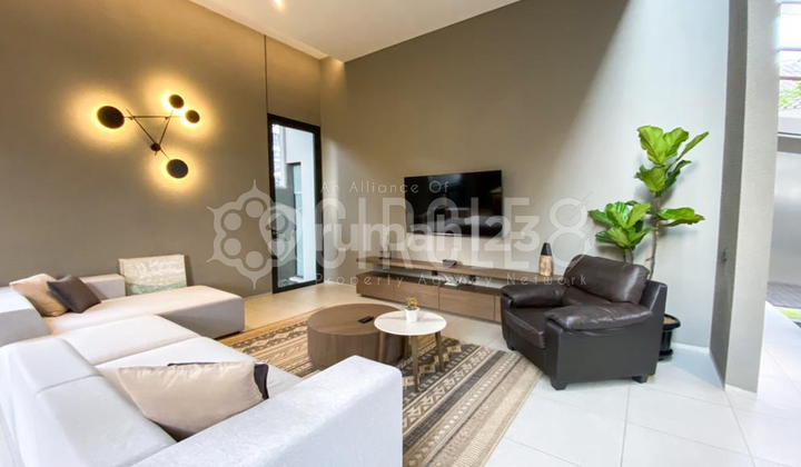 Ready-to-Occupy and Flood-Free Home. Located in Setiabudi, this house offers easy access. Ready-to-Occupy and Flood-Free Home. Located in Setiabudi, this house offers easy access.