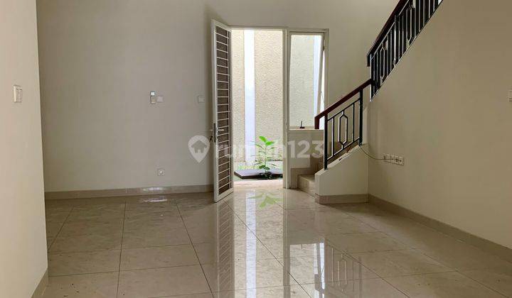 Rumah 2 Lantai Bagus Unfurnished SHM di Jl. Raya Scientia Summarecon Serpong, Tangerang 2