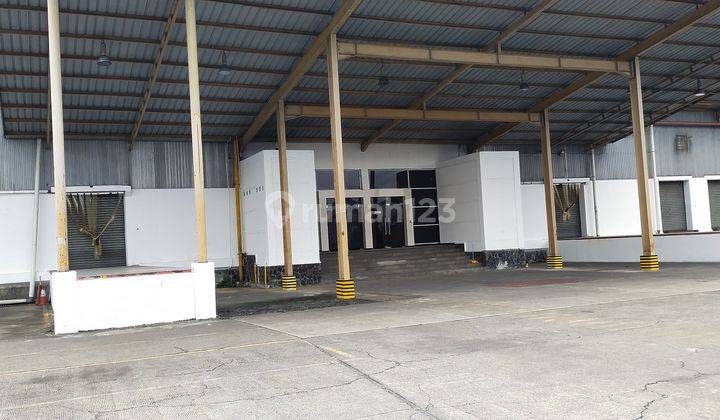 Gudang dengan konsep modern Siap pakai lokasi strategis di Jalan Raya 4