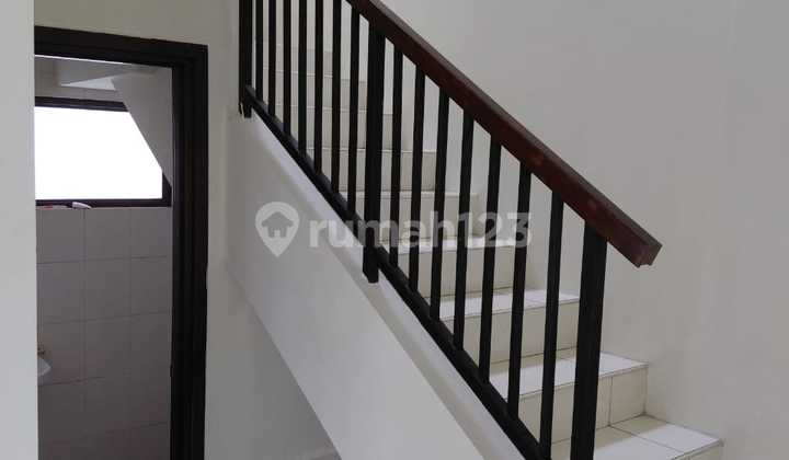 Rumah BSD Dekat Akses Tol, 2 Lantai, Dekat Pusat Perbelanjaan, di BSD, Nyaman dan Asri 2