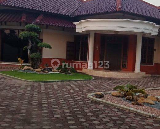 Rumah Toko Terawat, di Nol Jalan Besar Jl. Jaksa Agung Suprapto Bojonegoro 1