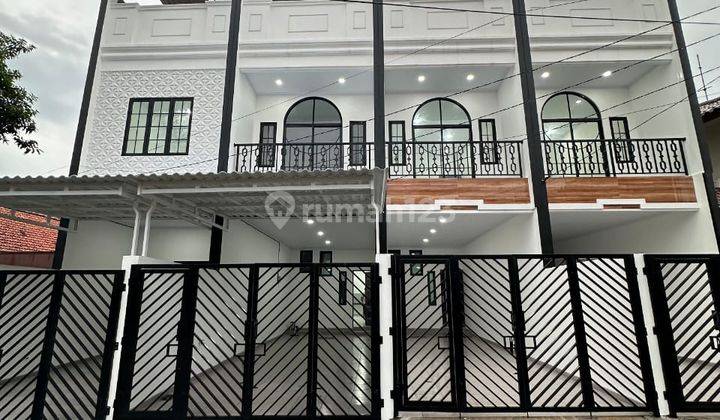 Rumah 3 Lantai Baru Unfurnished SHM di Tanjung Duren , Jakarta Barat 1