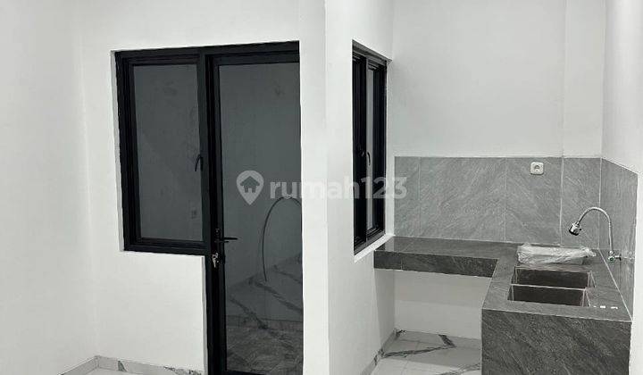 Rumah 3 Lantai Unfurnished SHM di Tanjung Duren, Jakarta Barat 2