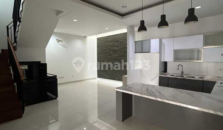 Rumah Bagus Semi Furnished SHM Rawa Buaya, Jakarta Barat 1