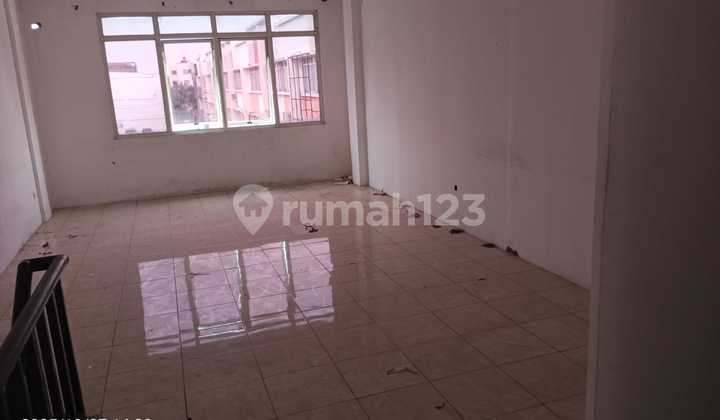 Neat 3-Story Shop-House Ready for Use in Ciledug Mas, Tangerang 2