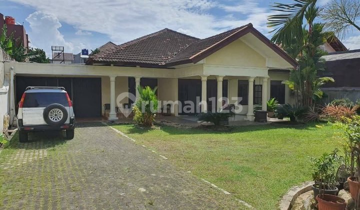 Rumah Siap Huni dengan Kolam Renang Pribadi di Condet, Jakarta