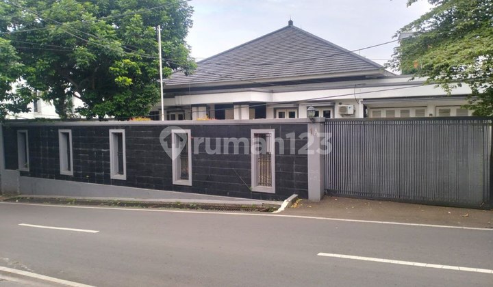Rumah Dijual Cepat dengan Private Pool di Kemang. Rumah Dijual Cepat dengan Private Pool di Kemang.