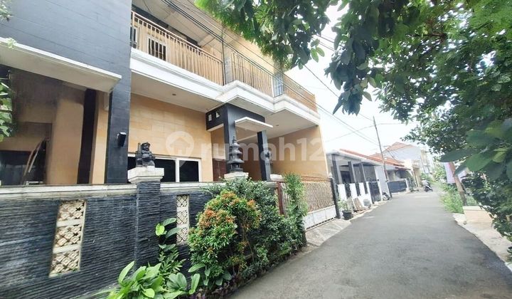 2.5-Story Sturdy House Inside Housing Complex Near Jatiwarna Toll Road, Etty.