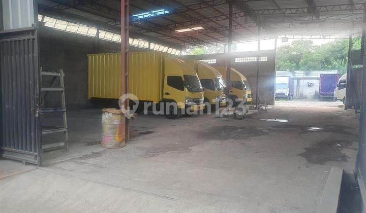 Dijual Gudang.akses Fuso Kontainer Di Jalan Raya Di Bantar Gebang