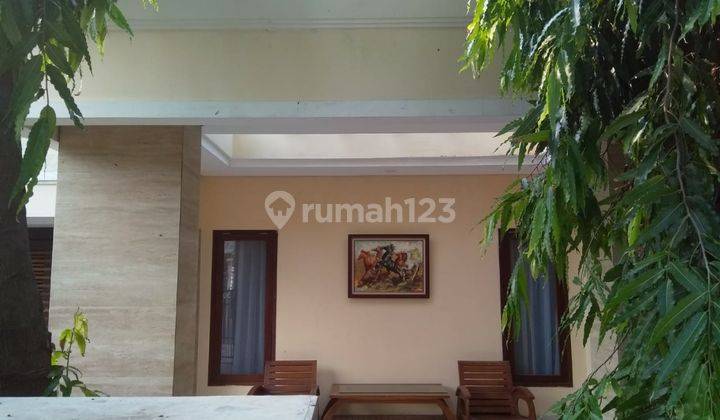 ruang tamu rumah 2 lantai clasik mewah