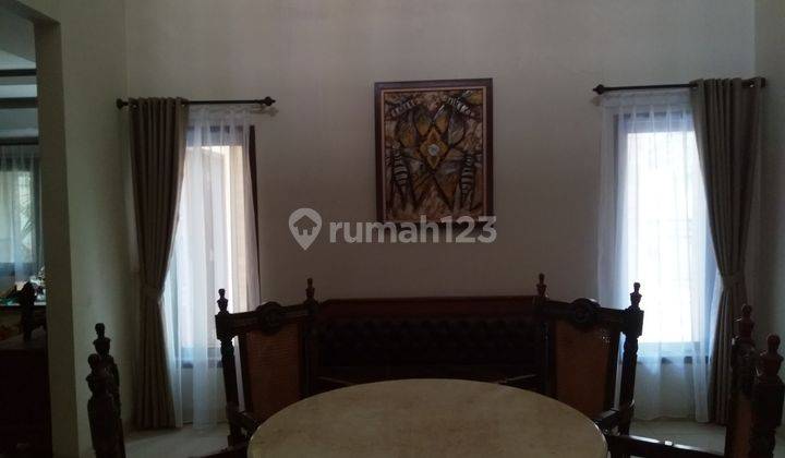 ruang keluarga rumah 2 lantai clasik mewah