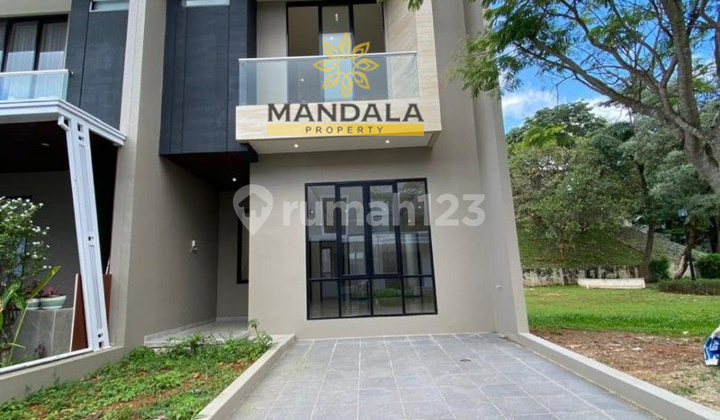 Dijual Rumah Bagus, Taman Belakang Luas di Vanya Park BSD City