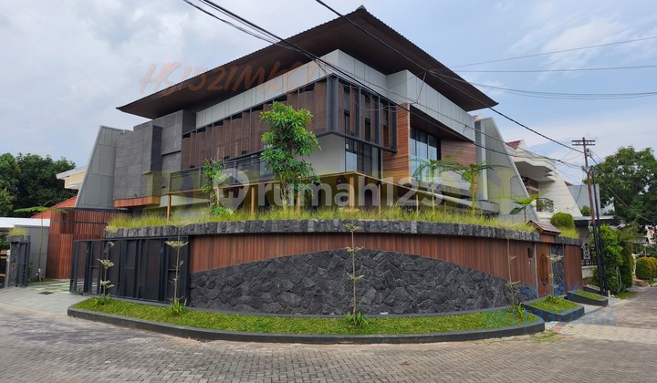 Rumah Manyar Gress Tropical Modern Kualitas Premium Lokasi Main Road