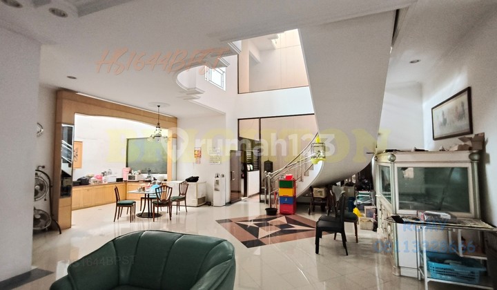 Babatan Beach 2-story house strategic location one step to Grand Kenjeran 2