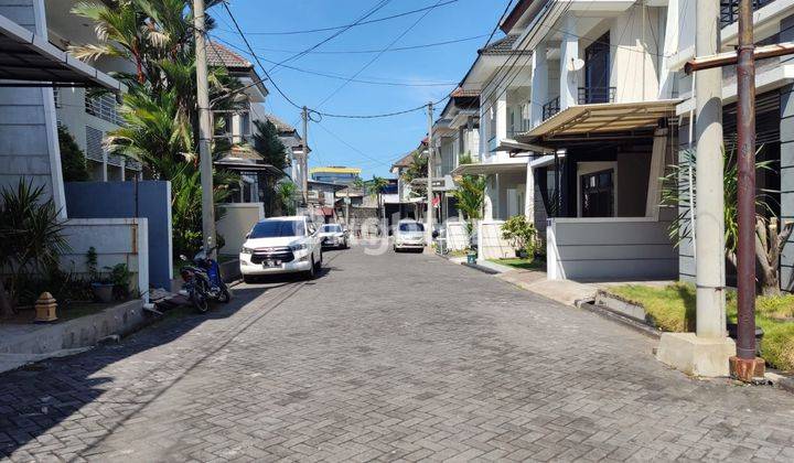 Rumah Manyar Tompotika terawat dekat sekolah Petra 2