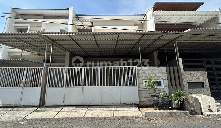 Manyar Tompotika minimalis dua lantai siap huni Manyar Tompotika minimalis dua lantai siap huni