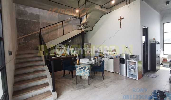 Villa Kalijudan Indah needs to sell quickly, three-car driveway. 2