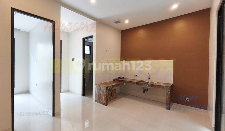 Minimalist Modern High-Quality Manyar House Near Many Facilities 2