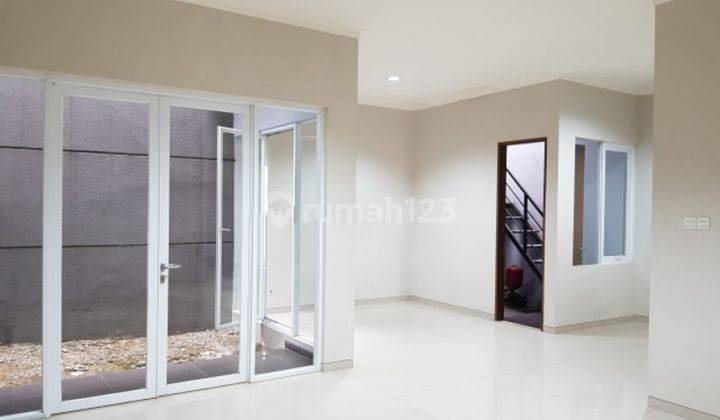 Rumah 2 Lantai Bagus Unfurnished SHM di Setrasari, Bandung 1