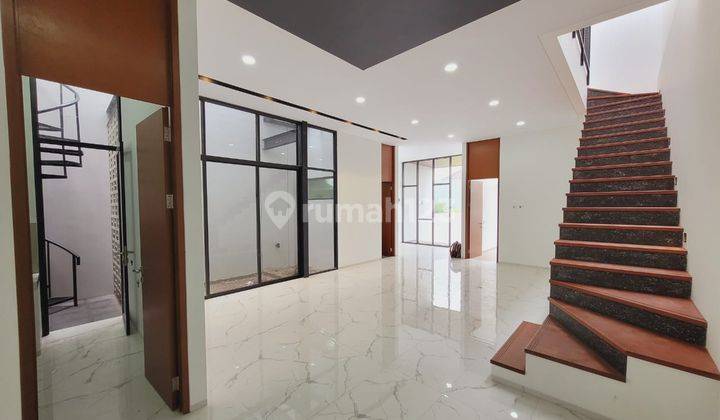 Rumah Bagus Unfurnished SHM di Setraduta, Bandung 1