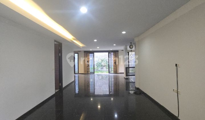 Rumah 1 Lantai Hegarmanah Rasa Villa Bali Ada Kolam Renang SHM