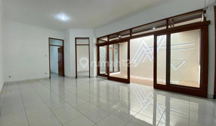 Rumah Bagus Unfurnished SHM di Singgasana Pradana , Bandung 1