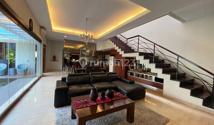 Rumah 2 Lantai Bagus Semi Furnished HGB di Singgasana Pradana, Bandung 1