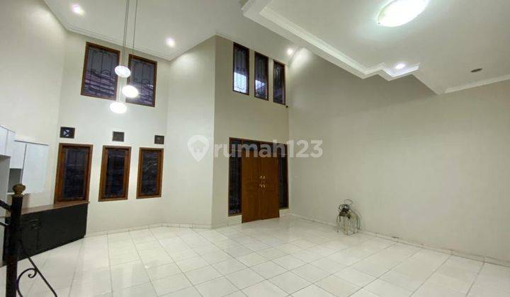 Rumah 2 Lantai Bagus Semi Furnished SHM di Mekarwangi, Bandung 2