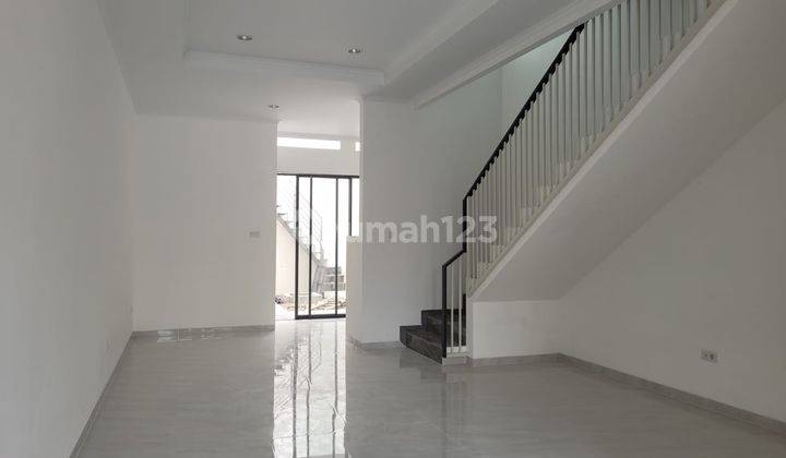 Rumah 2 Lantai Bagus Unfurnished SHM di Mekarwangi, Bandung 1