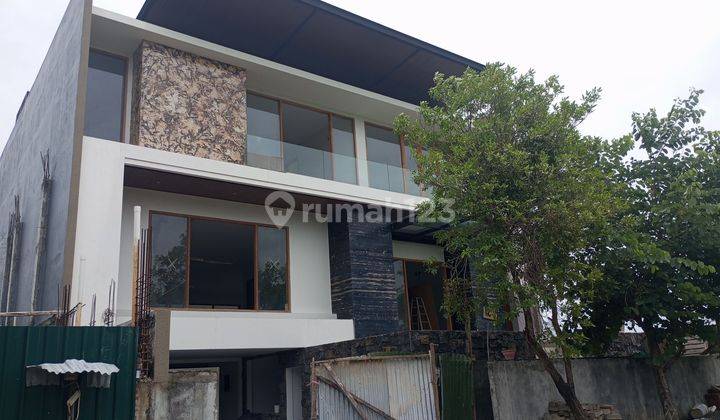 Rumah baru Grezz 3 lantai ada lift Graha family  1