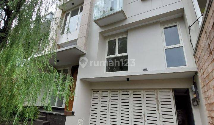 Rumah 2 Lantai SHM Sangat Bagus Di Kebayoran Baru  1