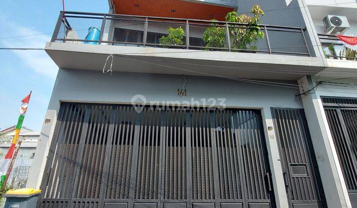 Rumah 3 Lantai + Rooftop Lokasi Strategis  1