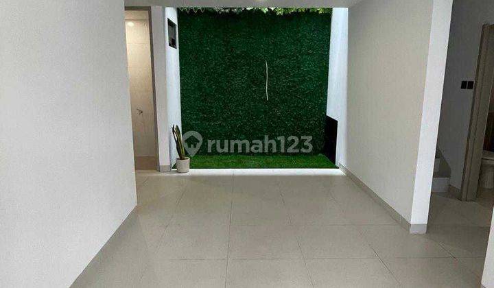 Brand New Rumah 3 Lantai Lokasi Sangat Strategis dan nyaman  2