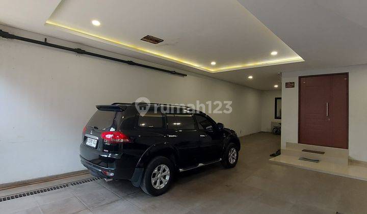 Rumah 3 Lantai + Rooftop Lokasi Strategis  2