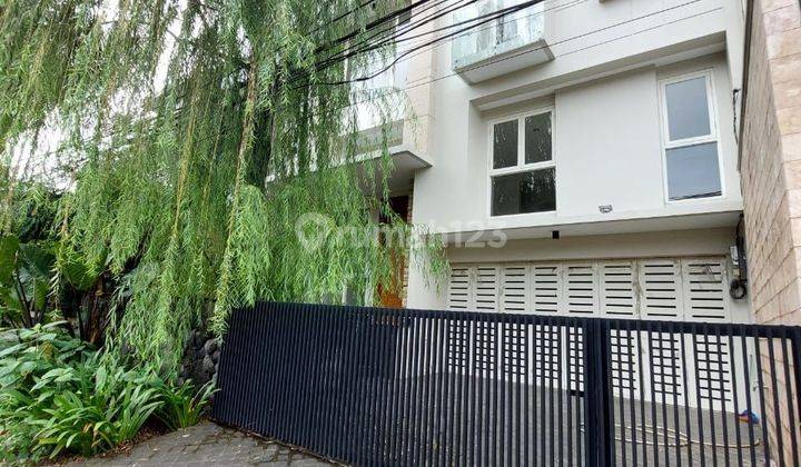 Rumah 2 Lantai SHM Sangat Bagus Di Kebayoran Baru  2