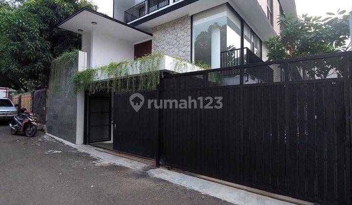 Brand New Rumah 3 Lantai SHM Private Pool Kemang Area  2