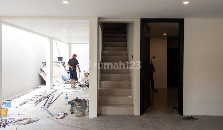 Brand New Luxury House Siap Huni Lokasi Strategis Ampera 2