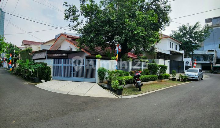 RUMAH BAGUS TERAWAT KEBAYORAN BARU DEKAT MRT DAN PUSAT BISNIS 