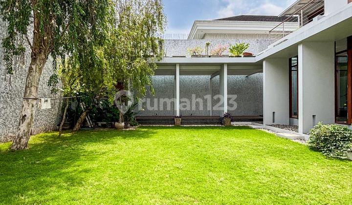 Tanah Luas dan Bangunan Besar, Terawat dan Siap Huni Dlm Komplek