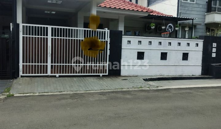 Rumah Dua Lantai Dan Jaln Depan Besar Dua Jalur