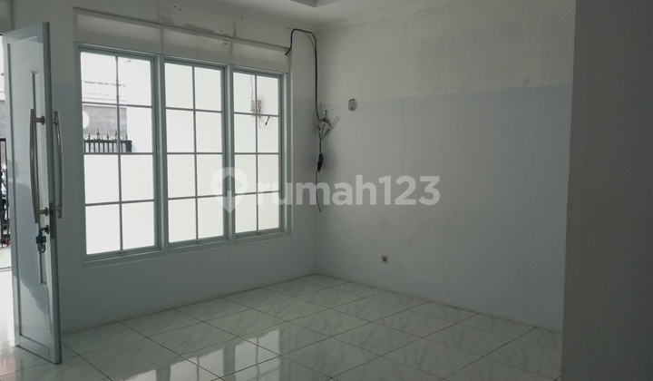 House for Rent in East Tebet Dalam, Wide Front Road, Suitable for Office Use.