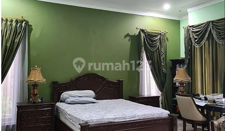 House in Menteng Central Jakarta, Land Area 733 m2, Wide Road Access