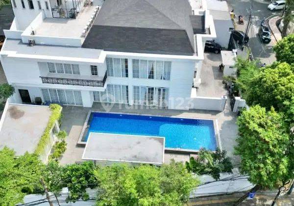 Dijual Rumah Bagus Classic White House di Cempaka Putih  1