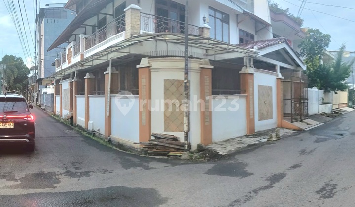 Turun Harga  Jual Rumah Hoek di Tanjung Duren Utara LT 195 Jalan Lebar Lokasi Strategis 