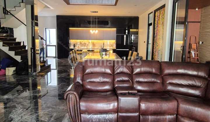 Dijual Rumah di Komplek Casa Goya Kebon Jeruk LT 228 LB 500 Siap Huni  2