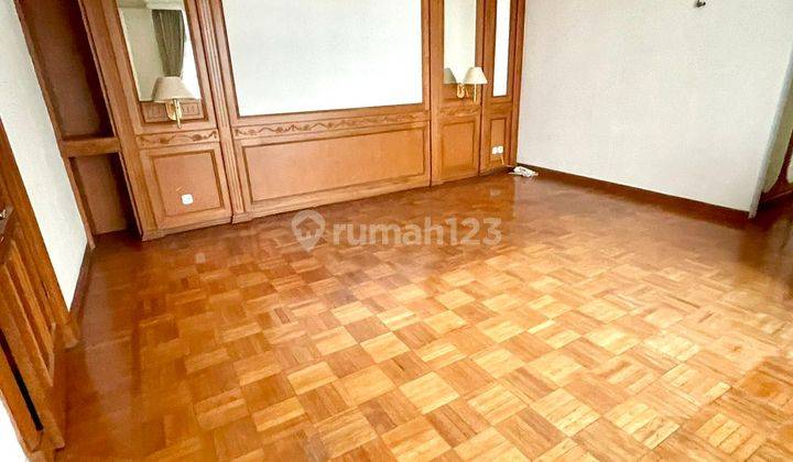 Disewakan Penthouse Simprug Teras Siap Huni Luas 830 m2 Semifurnished  2