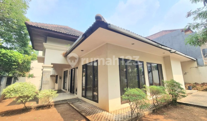 Dijual Rumah di daerah Pondok Indah LT 348 m2, Posisi Hoek 