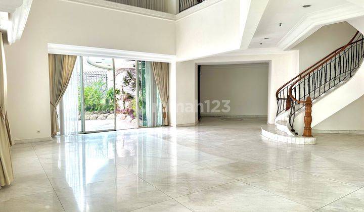 Disewakan Penthouse Simprug Teras Siap Huni Luas 830 m2 Semifurnished  1