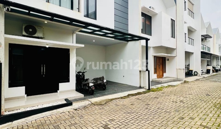 Dijual Rumah di Cilandak Jakarta Selatan Dalam Cluster 2,5 Lantai Siap Huni dan Bagus 