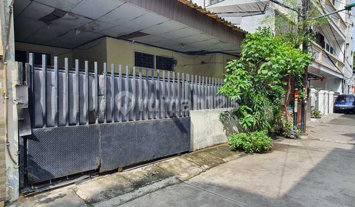 For Sale House in Pademangan Land Area 134 m2 Near School and Market